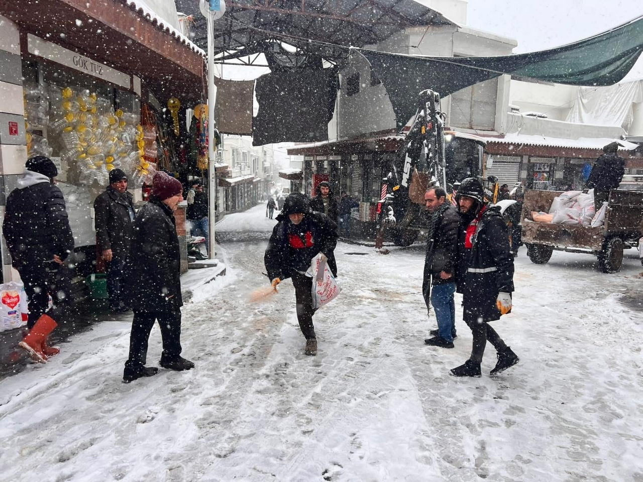 DİYARBAKIR’DA YOĞUN KAR YAĞIŞI NEDENİ İLE KAYGAN YOLDA İLERLEYEN BİR ARAÇ KAYMAYA BAŞLADI....
