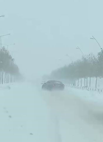 DİYARBAKIR’DA YOĞUN KAR YAĞIŞI NEDENİ İLE KAYGAN YOLDA İLERLEYEN BİR ARAÇ KAYMAYA BAŞLADI....
