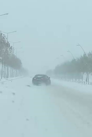 DİYARBAKIR’DA YOĞUN KAR YAĞIŞI NEDENİ İLE KAYGAN YOLDA İLERLEYEN BİR ARAÇ KAYMAYA BAŞLADI....