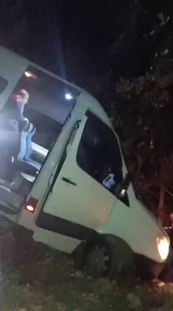 DİYARBAKIR’DA YOLCU MİNİBÜSÜ SÜRÜCÜSÜNÜN DİREKSİYON HAKİMİYETİNİ KAYBETMESİ SONUCU ŞARAMPOLDE...