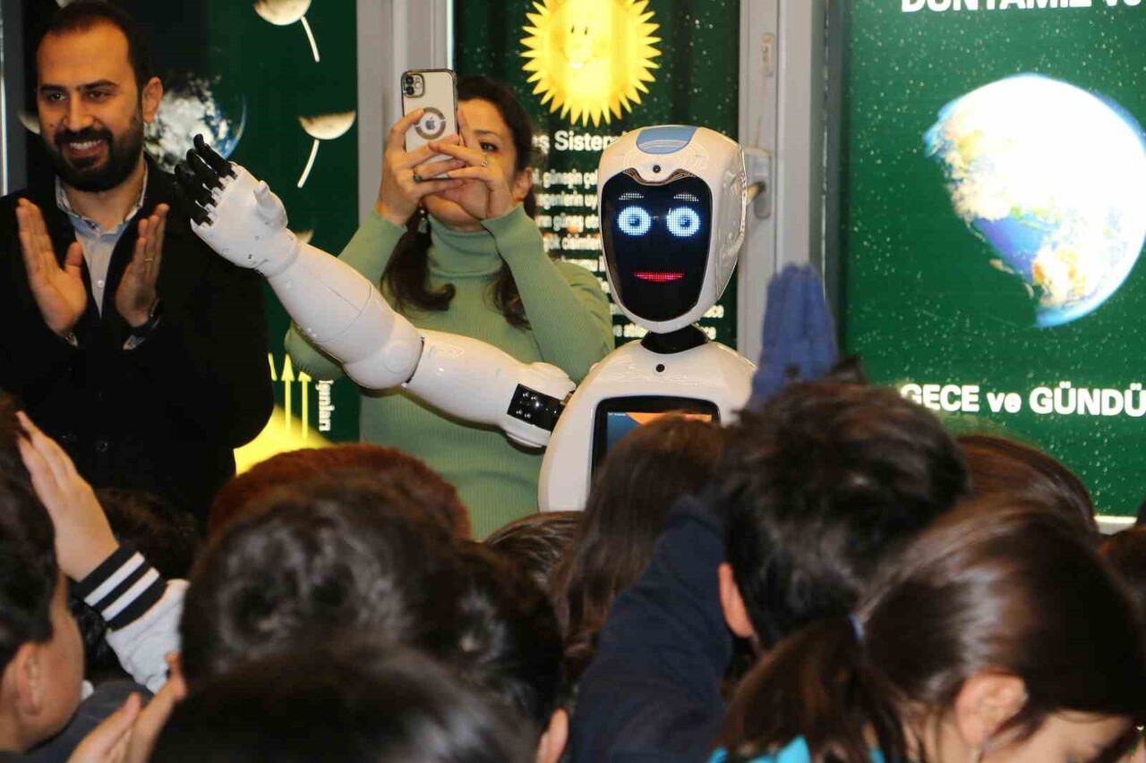 DİYARBAKIR’DAKİ MEZOPOTAMYA İLKOKULU ÖĞRENCİLERİ ATIK MALZEMELERDEN ROBOTLAR YAPIP...