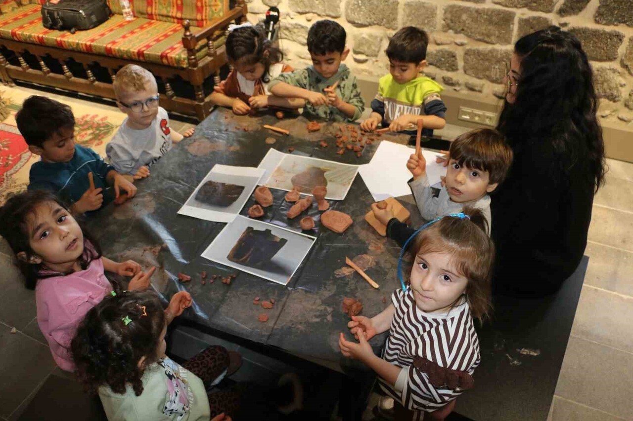 DİYARBAKIR İÇKALE MÜZESİNDE BULUNAN ÇOCUK ATÖLYESİNDE ÇOCUKLAR KİL İLE KENDİ ESERLERİNİ OLUŞTURUP...