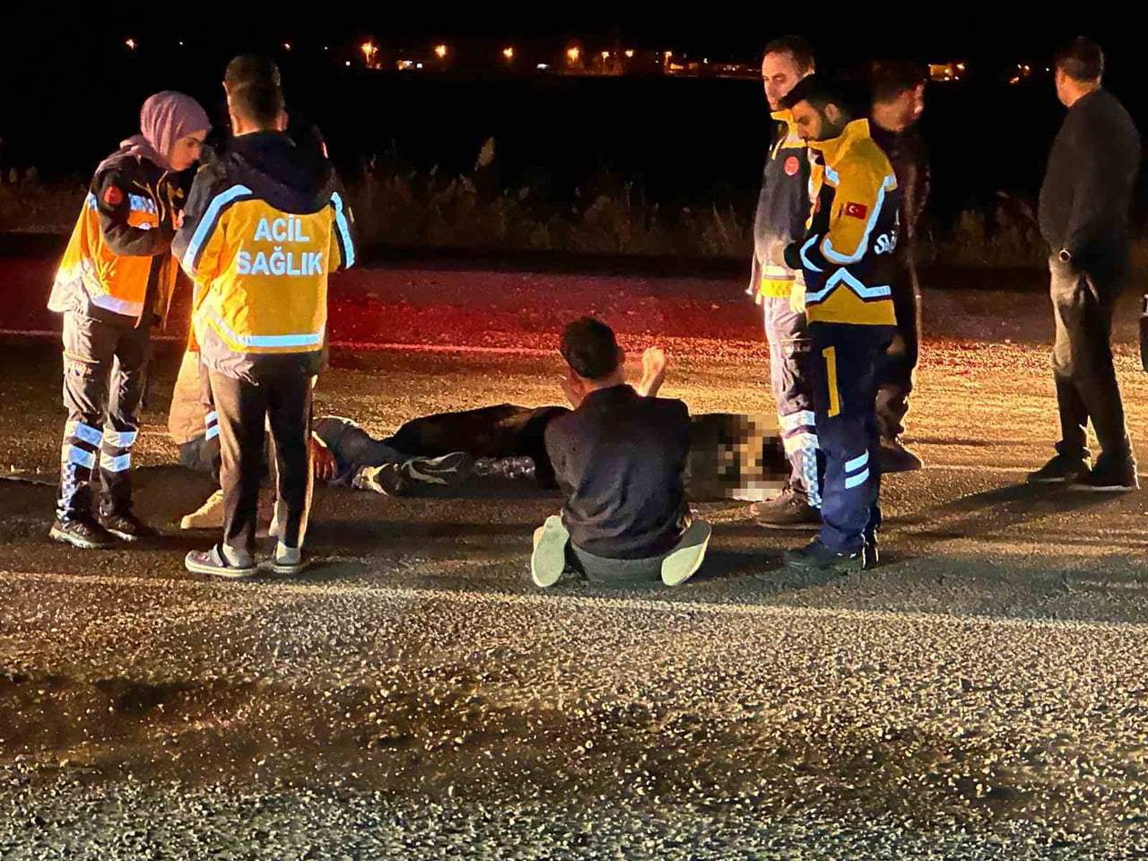 DİYARBAKIR’IN ÇINAR İLÇESİNDE YOLUN KARŞISINA GEÇERKEN OTOMOBİLİN ÇARPTIĞI YAŞLI ADAM HAYATINI...