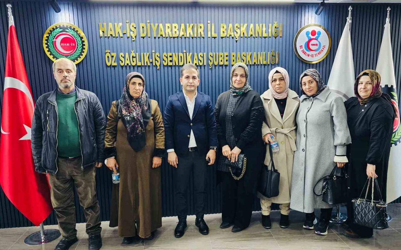 DİYARBAKIR’IN DİCLE İLÇE DEVLET HASTANESİNDE ÇALIŞAN KADINLAR, HAK-İŞ İL BAŞKANI VE ÖZ SAĞLIK İŞ...