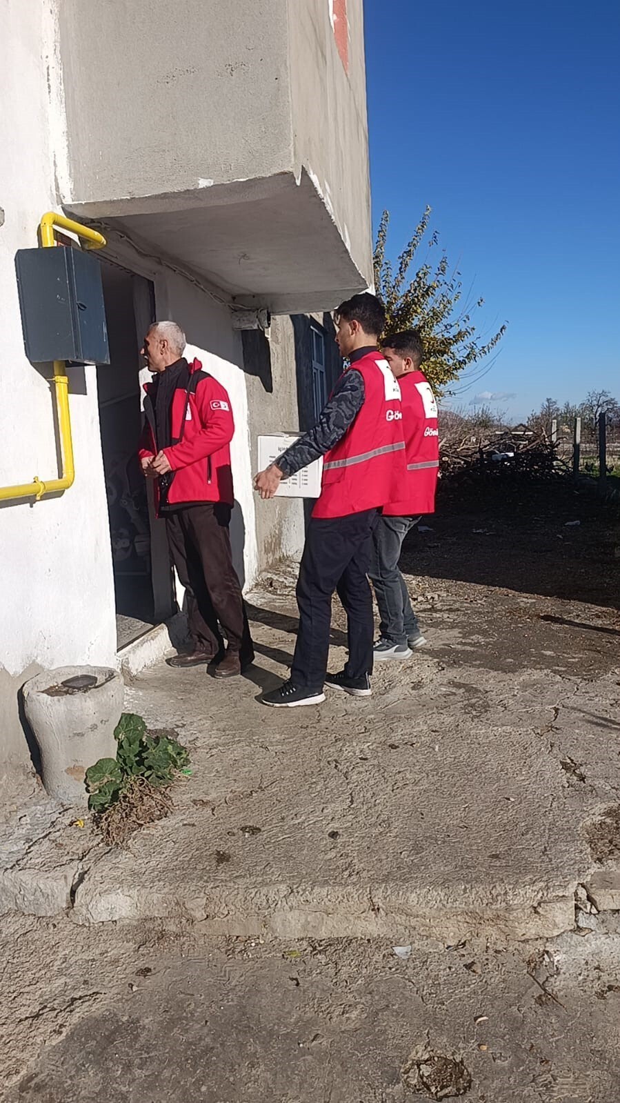 DİYARBAKIR’IN DİCLE İLÇESİNDE LİSE ÖĞRENCİLERİ, TÜRK KIZILAY’I İLE BİRLİKTE İHTİYAÇ SAHİPLERİNE...