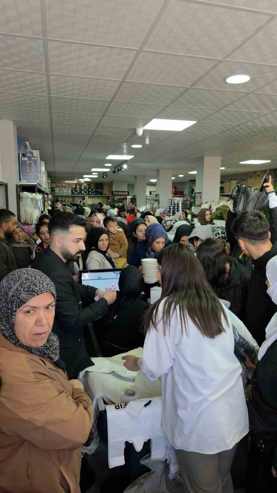 DİYARBAKIR’IN ERGANİ İLÇESİNDE UCUZLUK PAZARI AÇILIŞINDA İZDİHAM OLUŞTU. KADINLAR EZİLMEKTEN SON...