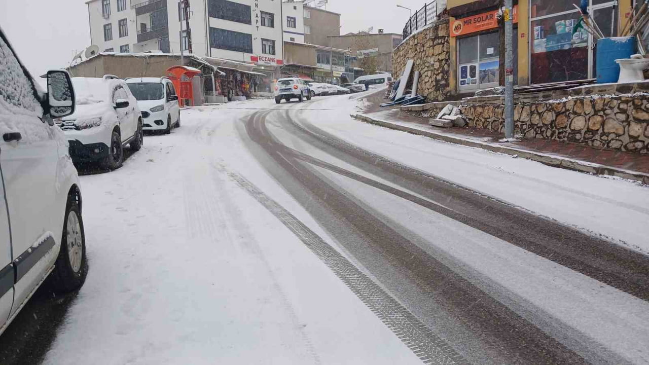 DİYARBAKIR’IN KULP İLÇESİNDE ETKİLİ OLAN KAR YAĞIŞI VE GİZLİ BUZLANMA, İLÇE MERKEZİNDE ULAŞIMI...