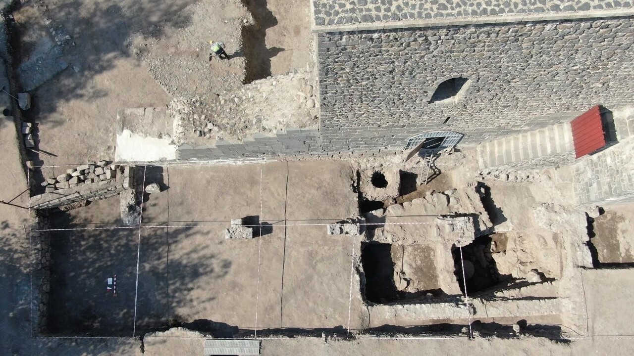 DİYARBAKIR’IN MERKEZ SUR İLÇESİNDEKİ İÇ KALE ARTUKLU SARAYI KAZISINDA 100 YILDIR TOPRAK ALTINDA...