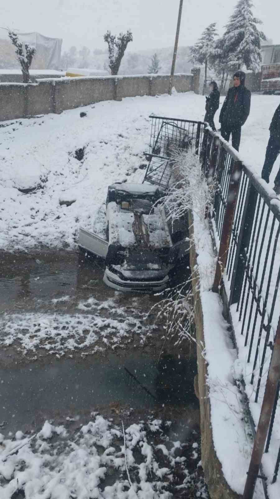 DİYARBAKIR’IN SİLVAN İLÇESİNDE OTOMOBİLİN KÖPRÜDEN DÜŞMESİ SONUCU 2 KİŞİ YARALANDI.