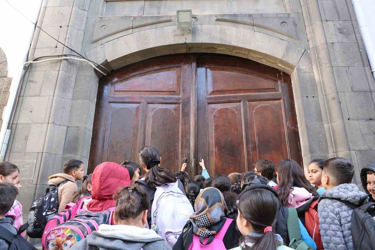 DİYARBAKIR’IN SUR İLÇESİNDE 1910 YILINDA KENTTİN ÖZGÜN BAZALT TAŞINDAN YAPILAN OKULU, 115 YILDIR...