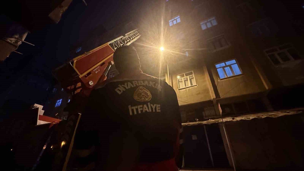 DİYARBAKIR’IN YENİŞEHİR İLÇESİNDE EVDE KAPIYI AÇMAYAN ÇOCUK PANİĞE NEDEN OLDU. İTFAİYE ERLERİ...