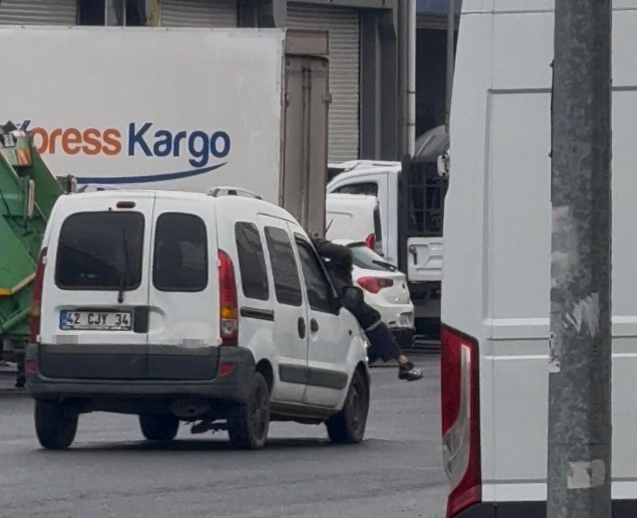 DİYARBAKIR SANAYİSİNDE BİR USTA OTOMOBİLDEN GELEN SESİ ANLAMAK İÇİN OTOMOBİLİN KAPUTUNUN İÇİNDE...