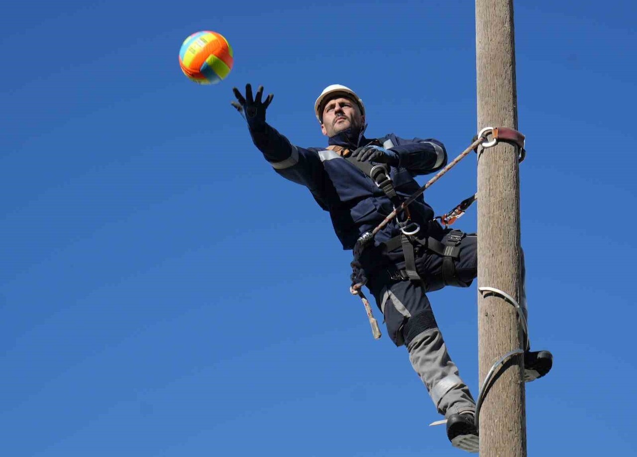 DOĞU ANADOLU BÖLGESİNDE ELEKTRİK DAĞITIM HİZMETİ VEREN ARAS EDAŞ, SAHA ÇALIŞANLARINI ZORLU İKLİM...
