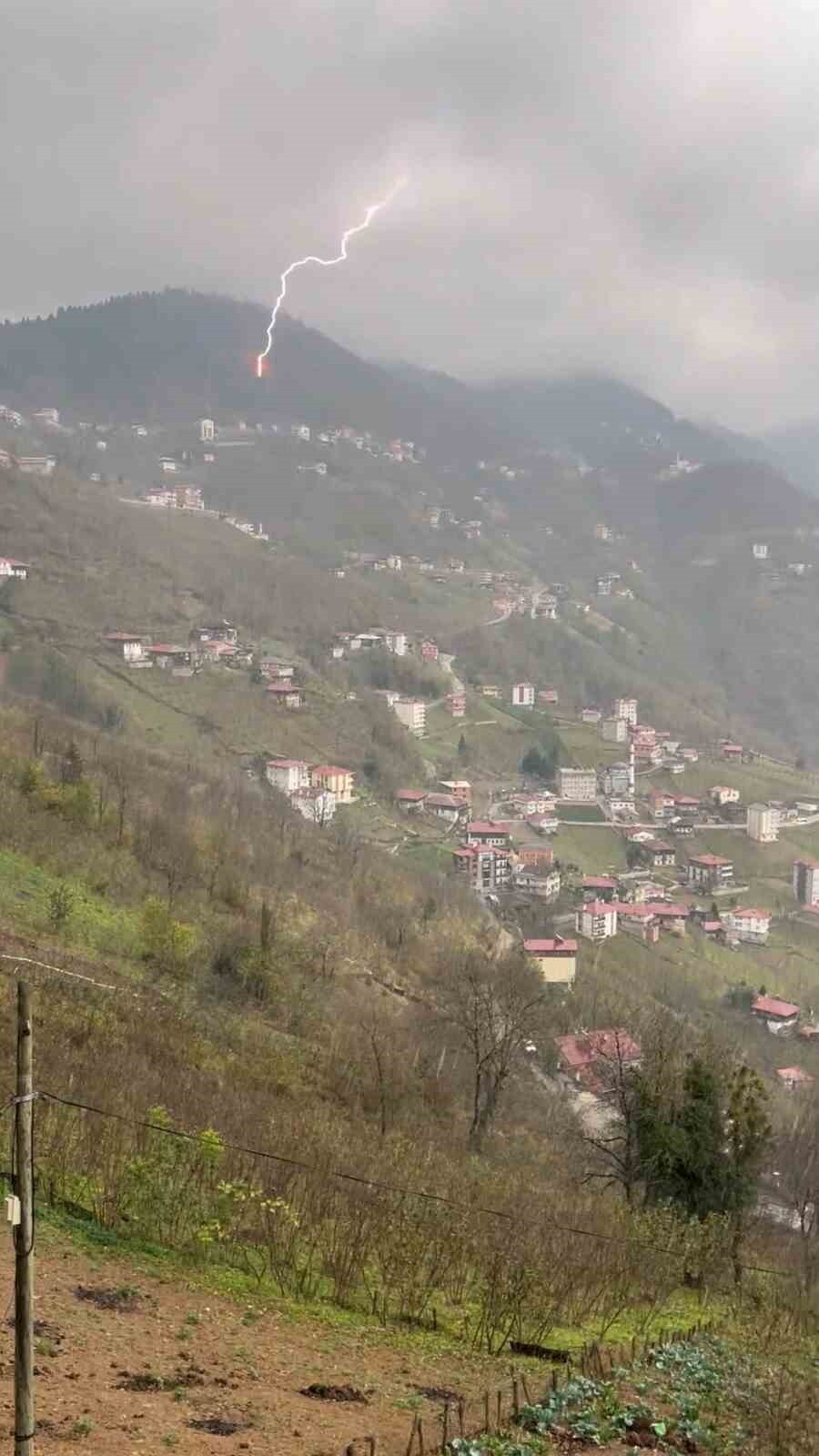 DOĞU KARADENİZ BÖLGESİNDE YAĞMURLA BİRLİKTE GELEN GÖK GÜRÜLTÜSÜ VE ŞİMŞEKLER CEP TELEFONLARINA...