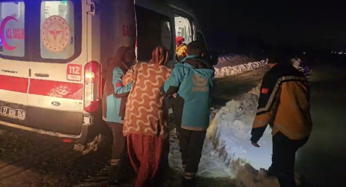 DOĞUM SANCISI BAŞLAYAN KADININ İMDADINA KARLI YOLLARI AŞAN UMKE EKİPLERİ YETİŞTİ