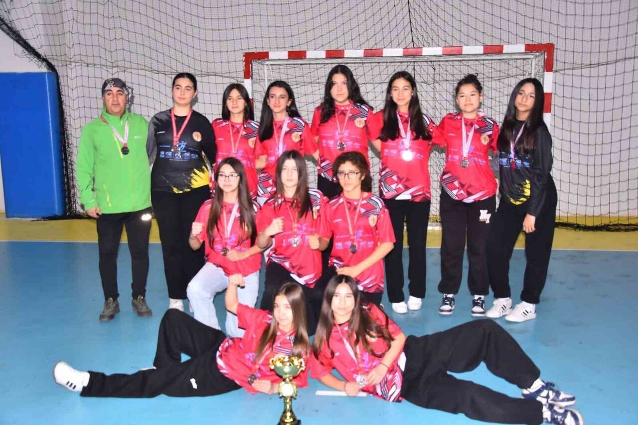 DOKTOR HALİL AKKURT ORTAOKULU ÖĞRETMEN VE  ÖĞRENCİLERİ.