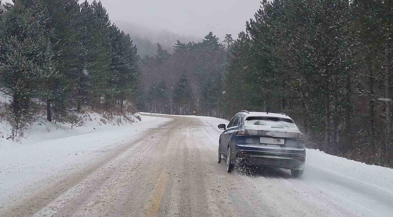 DOMANİÇ KARAYOLU'NDA MEVSİMİN İLK KARI ETKİSİNİ GÖSTERDİ.