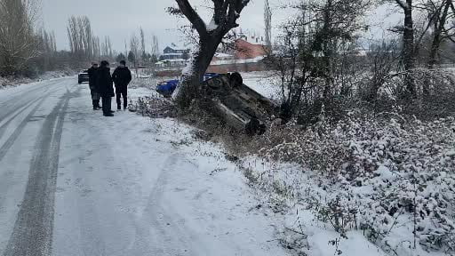 Domaniç’te gizli buzlanma kazaya neden oldu, minibüs şarampole yuvarlandı