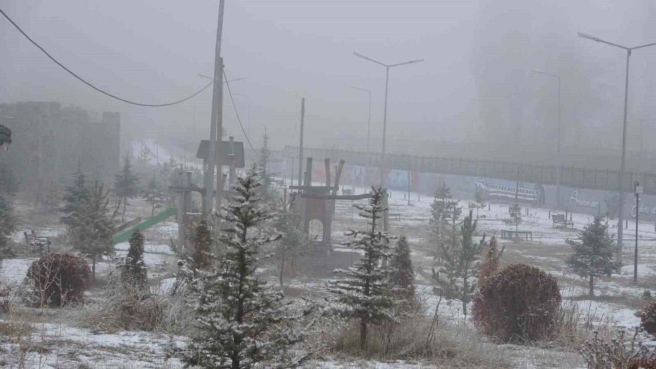 DONDURUCU SOĞUK NEDENİYLE ÖZELLİKLE YÜKSEK KESİMLERDE BUZLANMA VE DON OLAYLARI GÖRÜLDÜ.