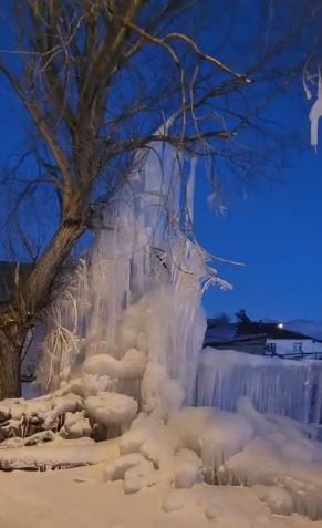DONDURUCU SOĞUKLARIN ETKİLİ OLDUĞU ARDAHAN'DA MEYDANA GELEN SU PATLAĞI, KISA SÜREDE İLGİNÇ...
