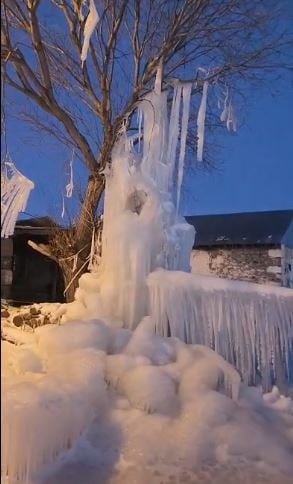 DONDURUCU SOĞUKLARIN ETKİLİ OLDUĞU ARDAHAN'DA MEYDANA GELEN SU PATLAĞI, KISA SÜREDE İLGİNÇ...