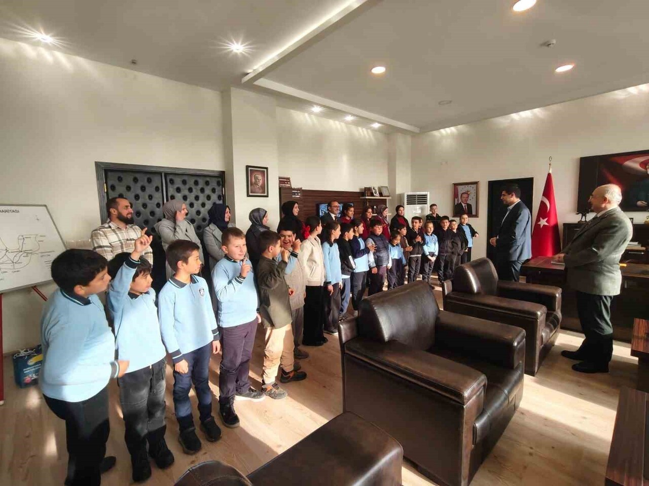 DUMLUPINAR’DA BİLGİ YARIŞMASINDA DERECEYE GİREN ÖĞRENCİLER ÖDÜLLERİNİ ALDI