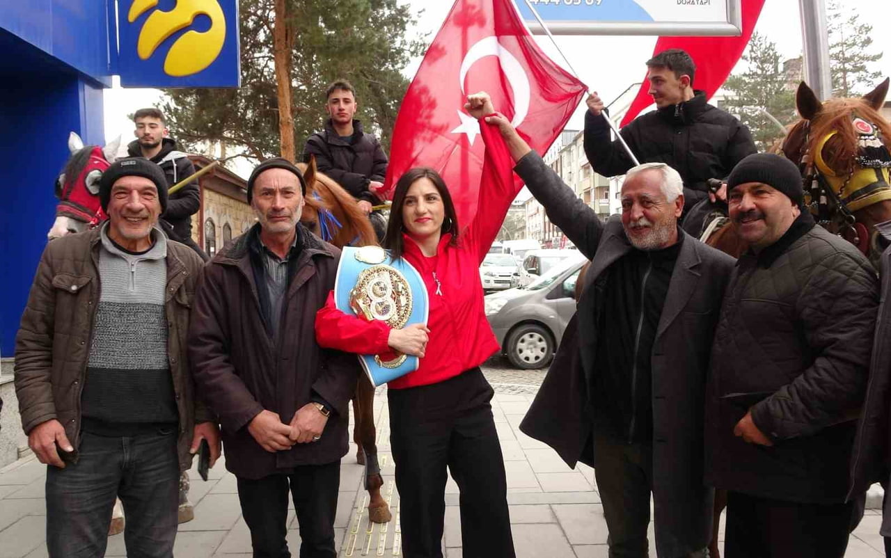 DÜNYA BOKS ŞAMPİYONU TURHAN MEMLEKETİ BAYBURT’TA DAVUL ZURNAYLA KARŞILANDI