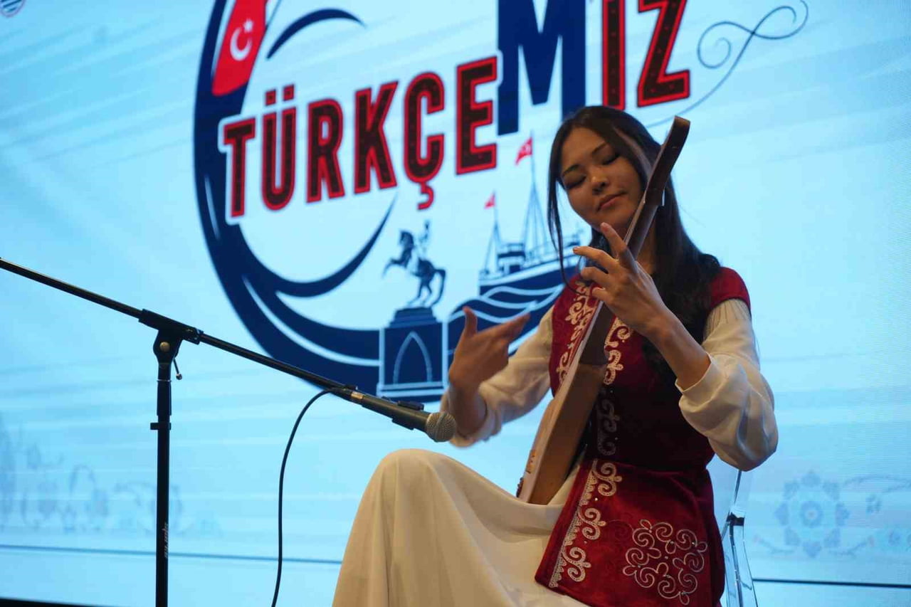 DÜNYA TÜRK DİLİ AİLESİ GÜNÜ, SAMSUN’DA ULUSLARARASI NİTELİKTE DÜZENLENEN RENKLİ BİR KÜLTÜR...