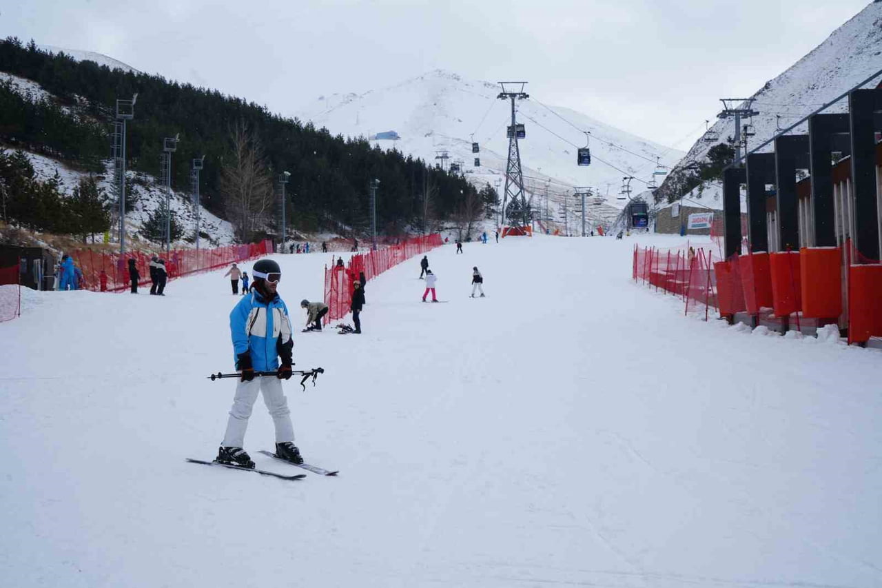 DÜNYANIN EN UZUN VE EN DİK KAYAK PİSTLERİNE SAHİP PALANDÖKEN, KAR YAĞIŞI İLE MORAL BULDU. HAFTA...