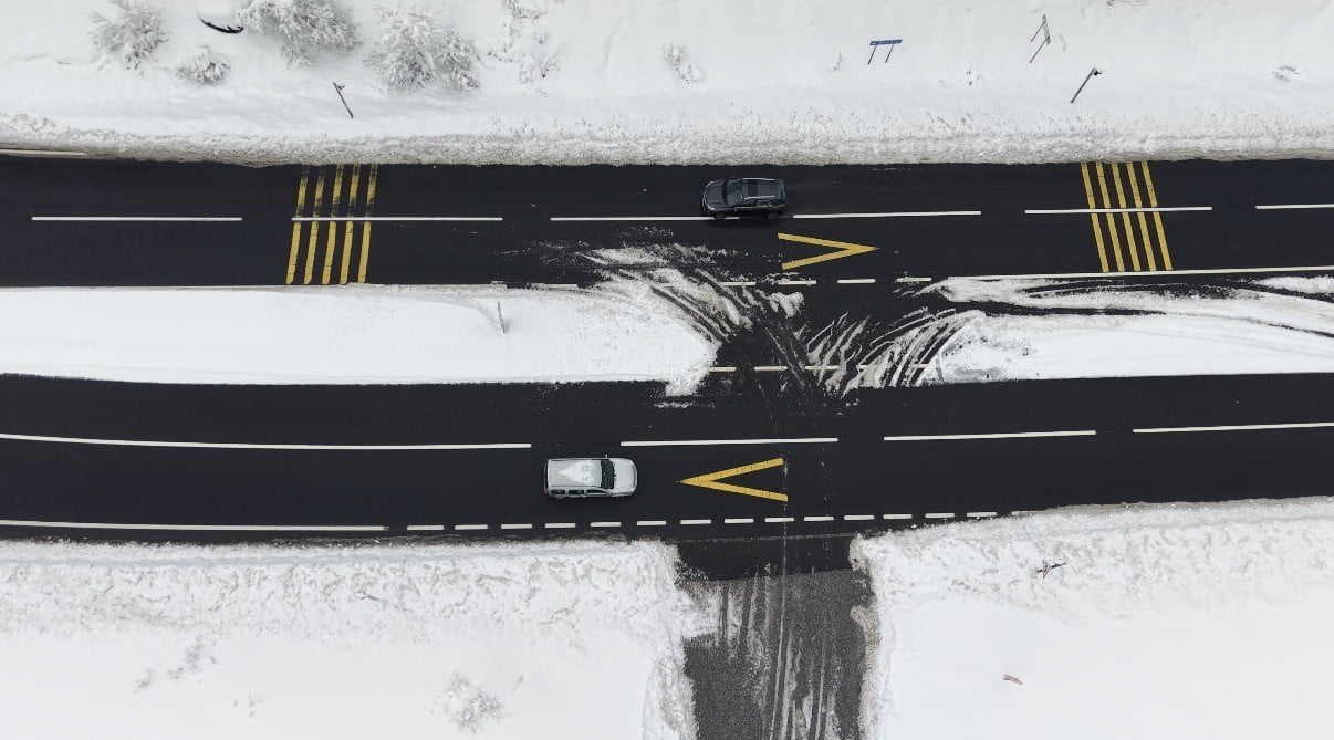 DÜZCE'DE AKŞAM SAATLERİNDE ETKİLİ OLAN KAR YAĞIŞI NEDENİYLE ZAMAN ZAMAN ULAŞIMA KAPANAN BOLU DAĞI...