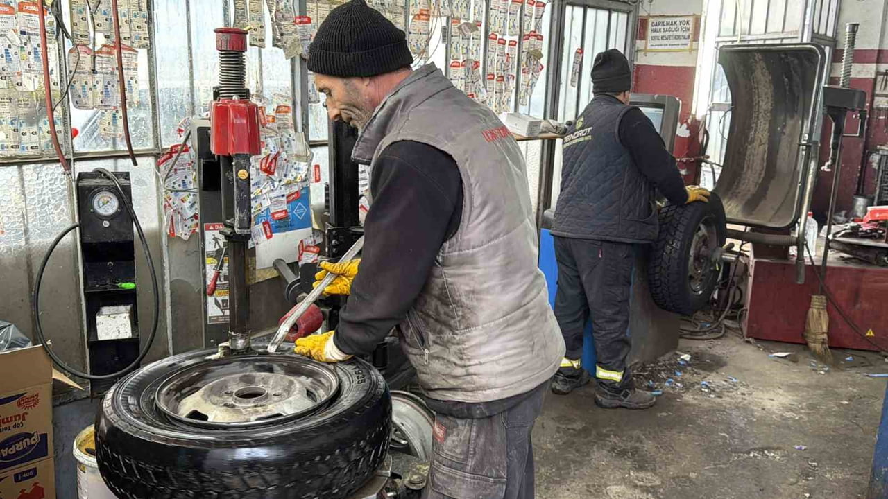 DÜZCE'DE KIŞ LASTİĞİ ZORUNLULUĞU 15 KASIM'DA BAŞLAMASINA RAĞMEN DEĞİŞİM İŞLEMİNİ KAR YAĞIŞINA...