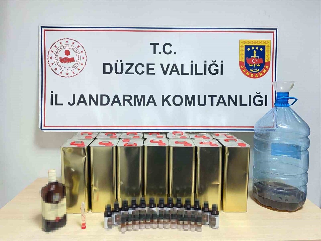 DÜZCE'DE POLİS VE JANDARMA EKİPLERİ TARAFINDAN SON BİR HAFTA İÇERİSİNDE YAPILAN ÇALIŞMALARDA 30...