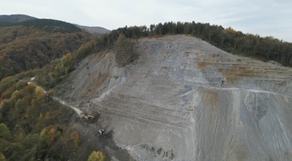 DÜZCE'NİN KAYNAŞLI İLÇESİNDE HEYELAN NEDENİYLE ULAŞIMA KAPANAN YOL, BELEDİYE EKİPLERİNİN...