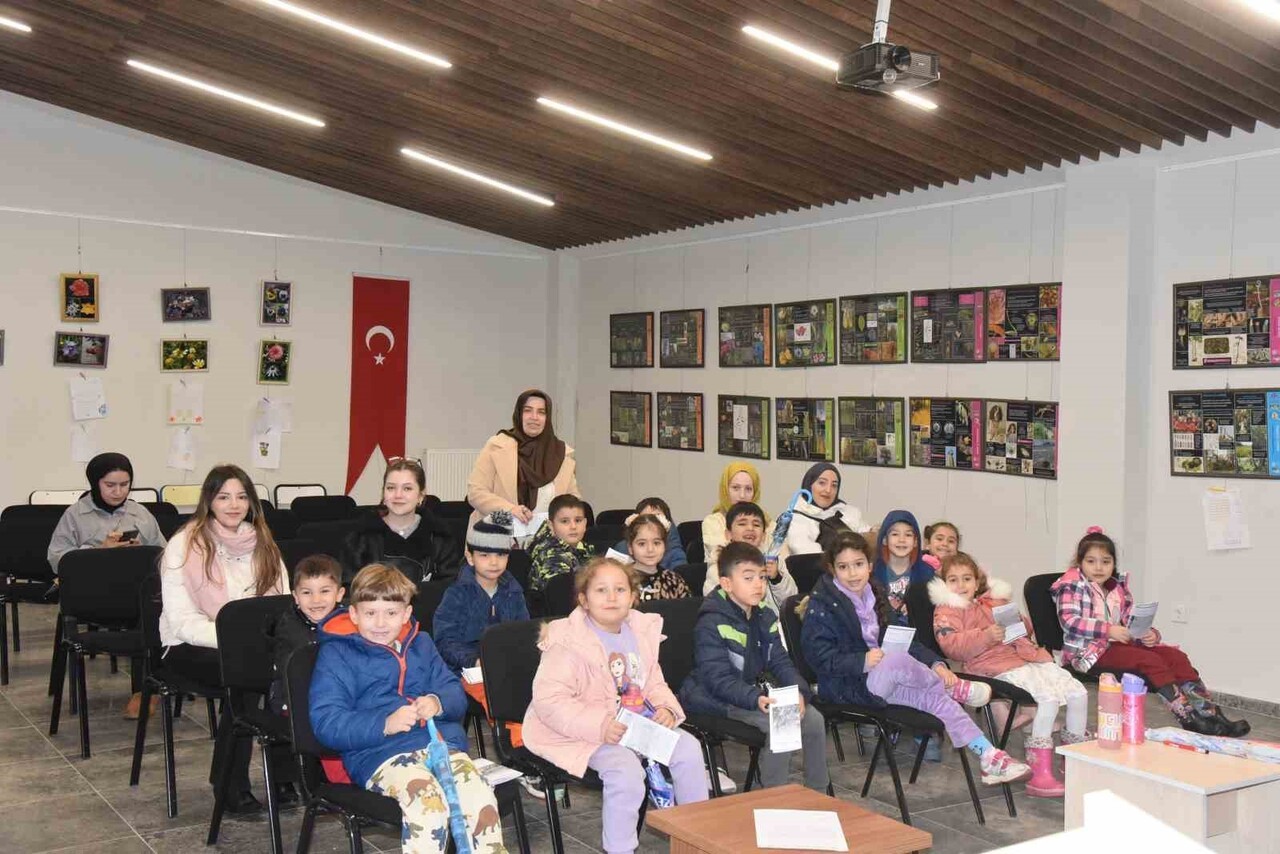 DÜZCE 23 NİSAN İLKOKULU ANAOKULU ÖĞRENCİLERİ VE ÖĞRETMENLERİ, DÜZCE ÜNİVERSİTESİ SÜS VE TIBBİ...