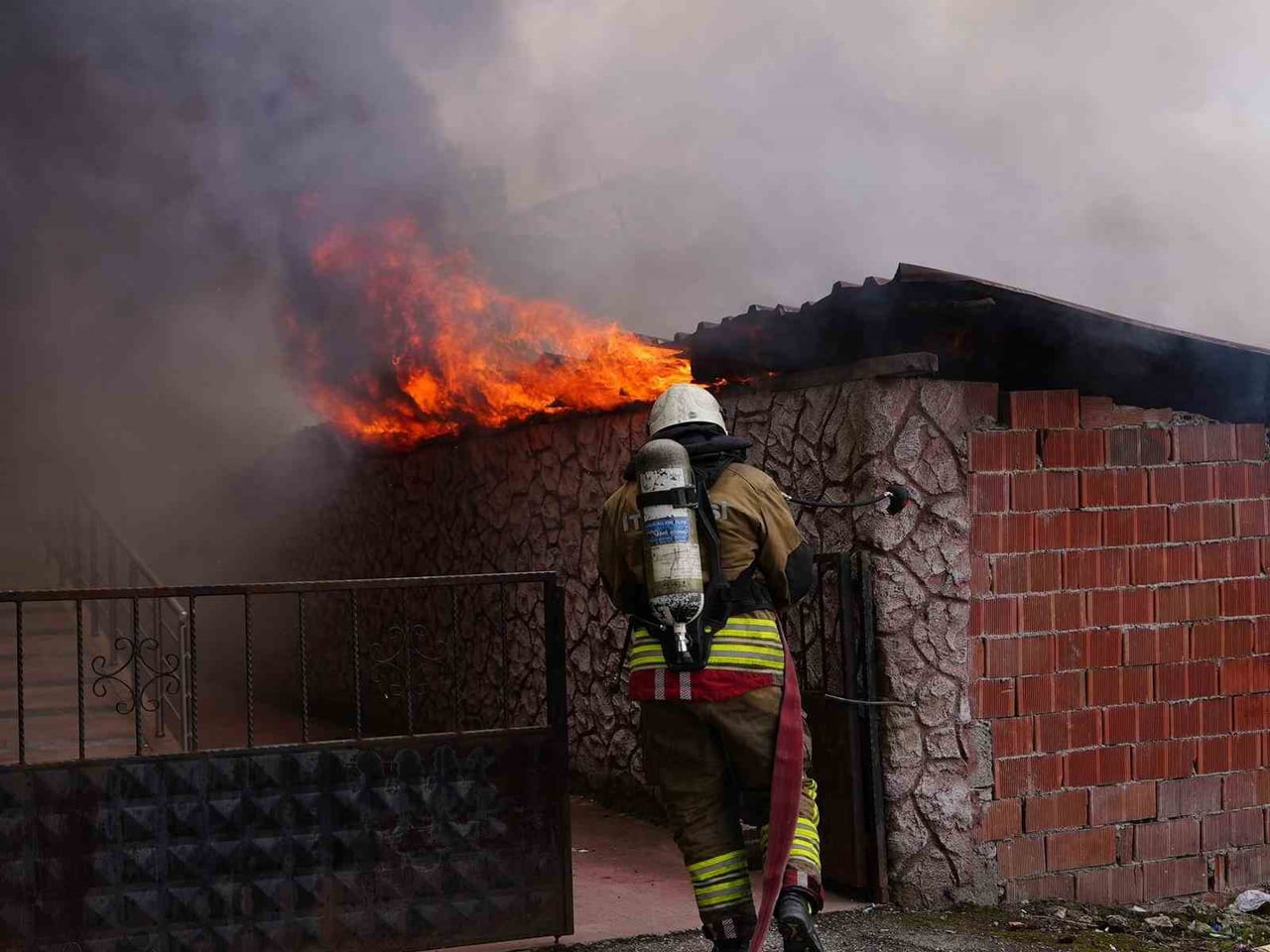 DÜZCE BELEDİYESİ İTFAİYE MÜDÜRLÜĞÜ 2025 YILI BOYUNCA BİLDİRİLEN 1700 İHBARIN 857 ADEDİ İÇİN EKİP...