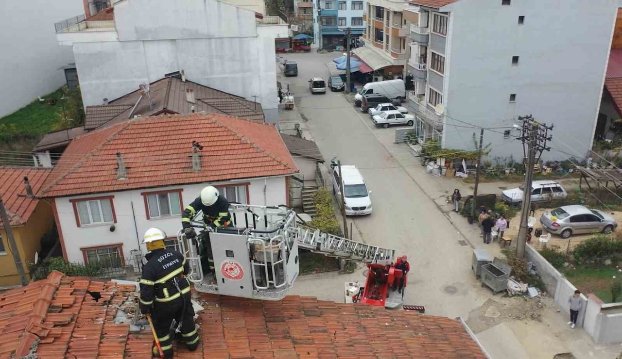 DÜZCE BELEDİYESİ İTFAİYE MÜDÜRLÜĞÜ, KIŞ MEVSİMİNİN GELMESİ VE HAVALARIN SOĞUMASIYLA BİRLİKTE SOBA...