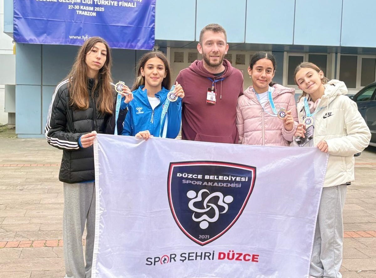 DÜZCE BELEDİYESİ SPOR AKADEMİSİ YÜZME SPORCULARI, TÜRKİYE YÜZME FEDERASYONU TARAFINDAN ARENA VEDİA...