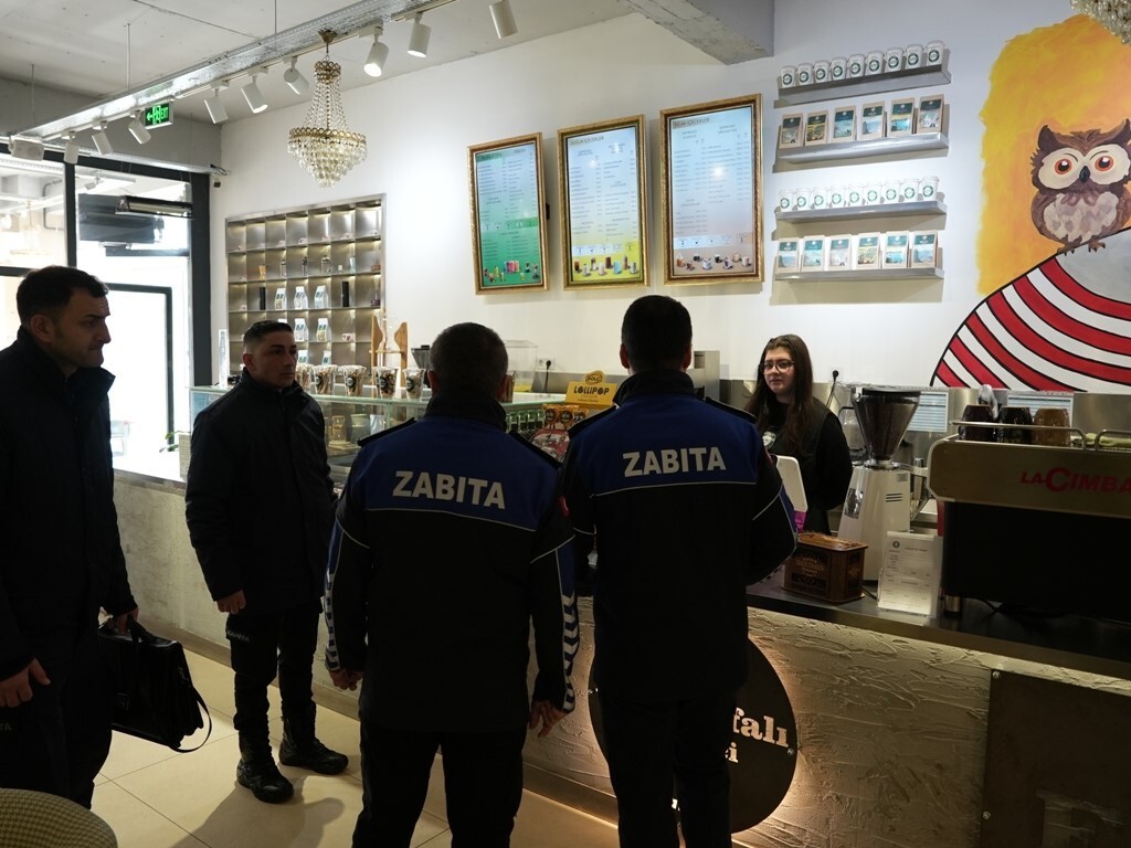 DÜZCE BELEDİYESİ ZABITA MÜDÜRLÜĞÜ, YILBAŞI ÖNCESİNDE RUTİN DENETİMLER KAPSAMINDA KENT MERKEZİNDE...