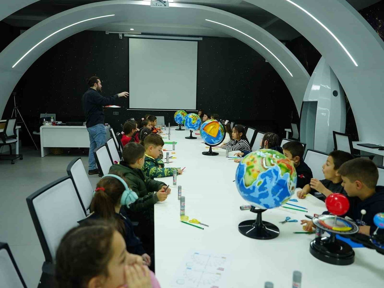 DÜZCE BİLİM MERKEZİ, 2025 YILI İÇERİSİNDE 48 BİN 50 ÖĞRENCİYİ BİLİMLE BULUŞTURDU