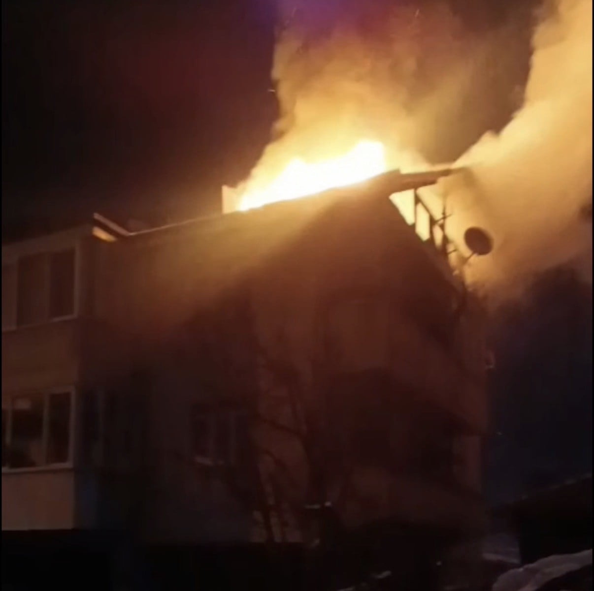 DÜZCE’DE 2025 YILININ SON GÜNÜNDE KUYUDÜZÜ KÖYÜNDE 3 KATLI BİNANIN ÇATISINDA YANGIN ÇIKTI. ALEV...