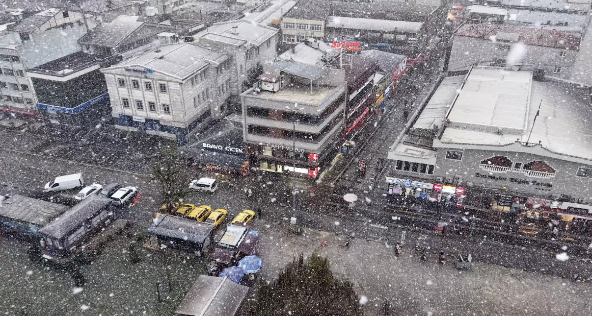 DÜZCE’DE ETKİLİ OLAN KAR YAĞIŞI KENTİ BEYAZ BİR ÖRTÜYLE KAPLADI.