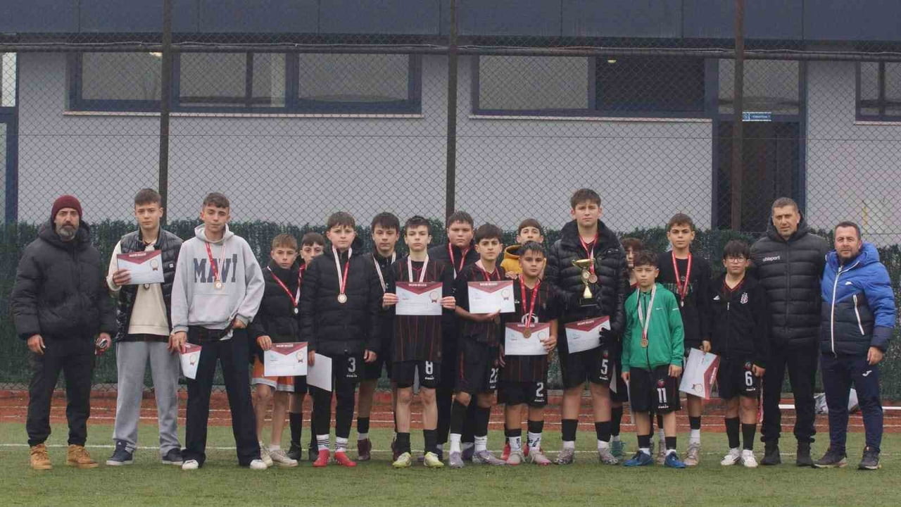 DÜZCE’DE GERÇEKLEŞTİRİLEN OKUL SPORLARI YILDIZ ERKEKLER FUTBOL MÜSABAKASINDA ŞAMPİYON İSMETPAŞA...