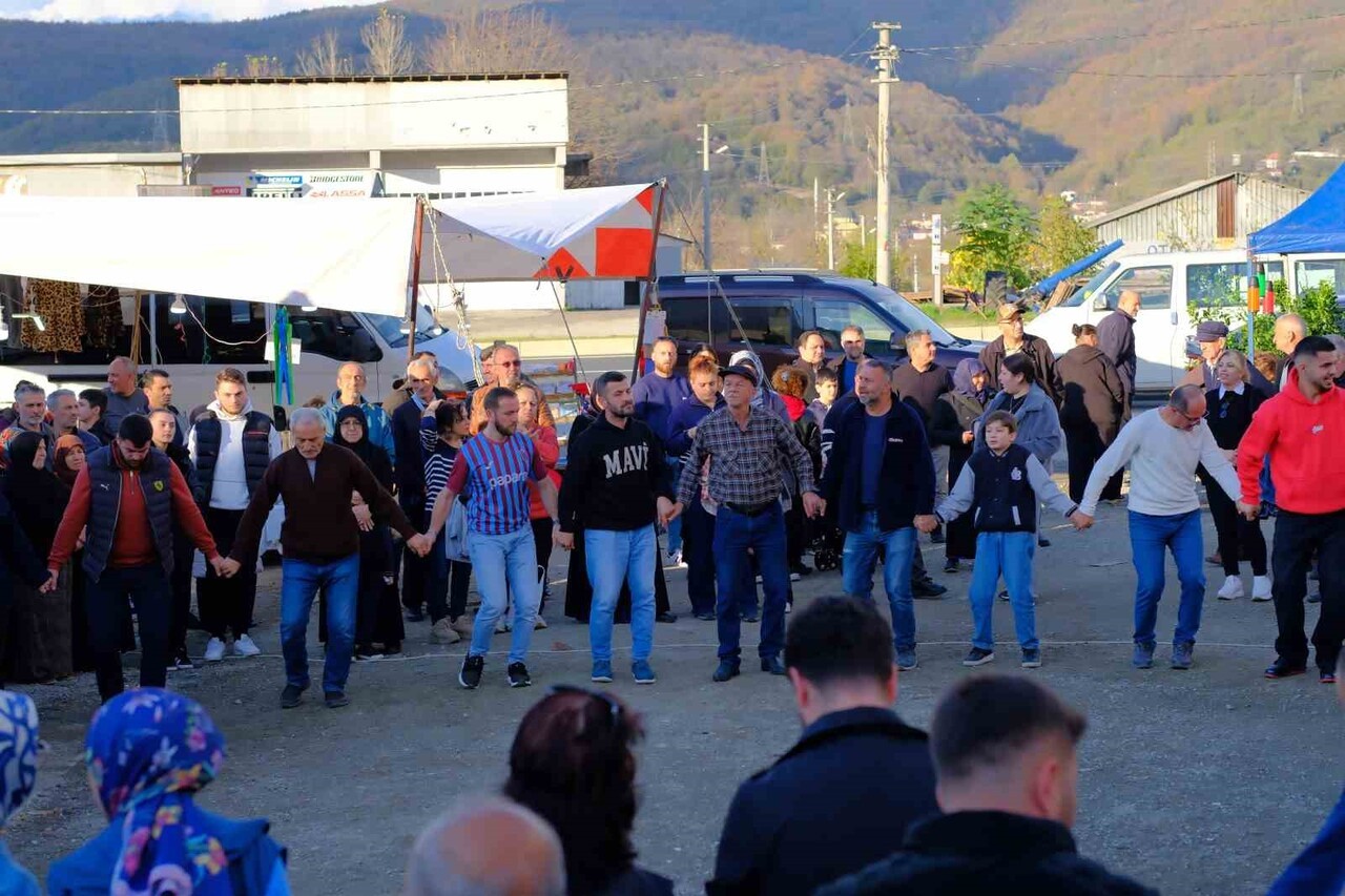 DÜZCE’DE İKİNCİSİ DÜZENLENEN KUYMAK FESTİVALİNDE SOĞUK HAVAYA RAĞMEN YÜZLERCE KİŞİ HORON...