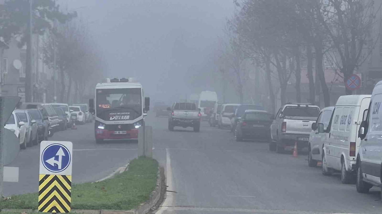 DÜZCE’DE KIŞ MEVSİMİ İLE BİRLİKTE SİSTE ETKİLİ OLUYOR. SİS NEDENİYLE GÖRÜŞ MESAFESİ YER YER 30...