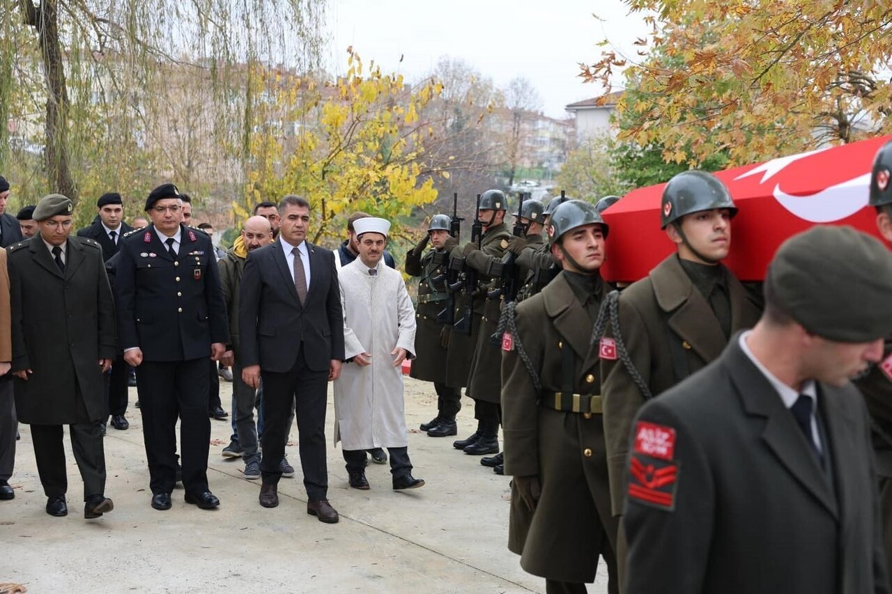 DÜZCE’DE, RAHATSIZLIK SONRASI HAYATINI KAYBEDEN KIBRIS GAZİSİ MUHARREM ARIKAN, SON YOLCULUĞUNA...