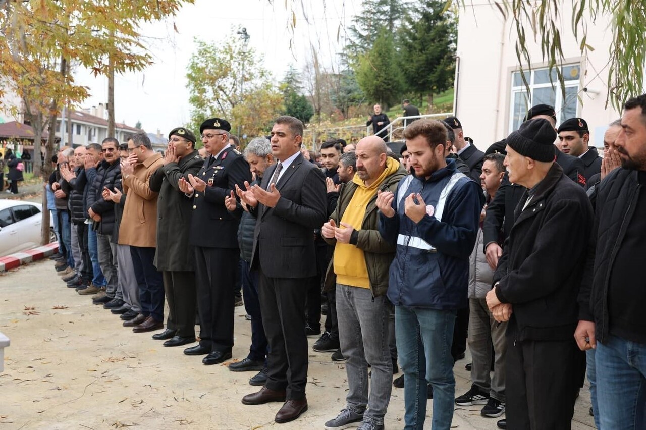 DÜZCE’DE, RAHATSIZLIK SONRASI HAYATINI KAYBEDEN KIBRIS GAZİSİ MUHARREM ARIKAN, SON YOLCULUĞUNA...