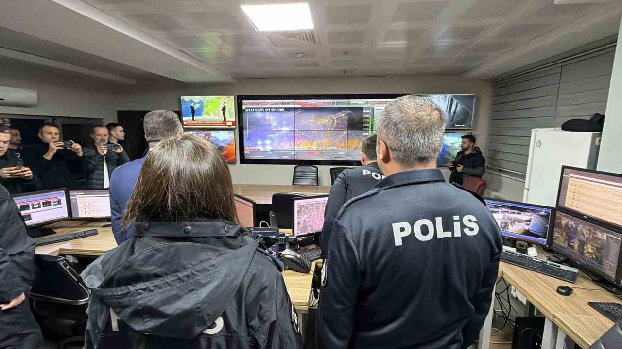 DÜZCE’DE YILBAŞI TEDBİRLERİ ÇERÇEVESİNDE EMNİYET EKİPLERİNE BAĞLI BİNİN ÜZERİNDE Kİ KAMERA İLE...