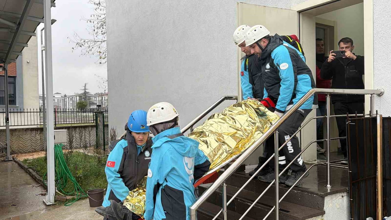 DÜZCE İL AMBULANS SERVİSİ BAŞHEKİMLİĞİNDE DÜZENLENEN YANGIN VE DEPREM TATBİKATI, GERÇEĞİ ARATMAYAN...