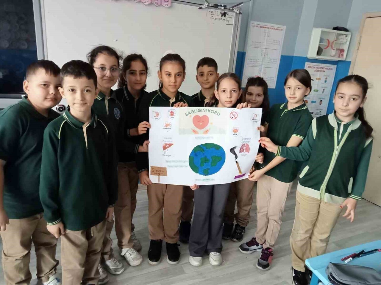 DÜZCE KARAÇALI SÜPERLİK İLKOKULU ÖĞRENCİLERİ HAZIRLADIKLARI AFİŞ İLE SİGARA VE ALKOLÜN ZARARLARINI...