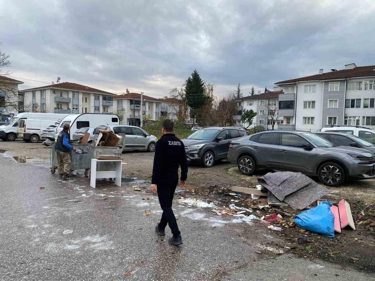 DÜZCE’NİN UZUNMUSTAFA MAHALLESİ’NDE ÇEVREYİ KİRLETEN ŞAHIS ZABITANIN TAKİBİNDEN KAÇAMADI....